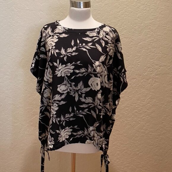 Nordstrom Tops - Black and white floral drawstring hem top 1X